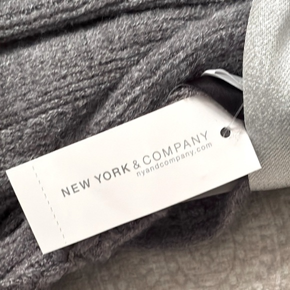 NWT New York & Co Gray Knit Fringe Scarf Pom Hat & Gloves Set Winter Cozy Gift - Picture 2 of 15